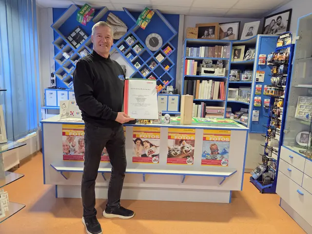 Fotografenmeister Siegfried Koch aus St. Michael erhielt eine Ehrenurkunde der WKO für 50 Jahre unternehmerische Leistung. | Foto: WKO Leoben