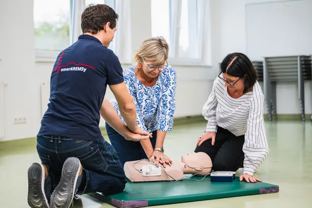 Üben lohnt sich: Wird innerhalb der ersten Minuten mit Wiederbelebungsmaßnahmen begonnen, steigt die Überlebenschance um ein Vielfaches.  | Foto: Michael Parak
