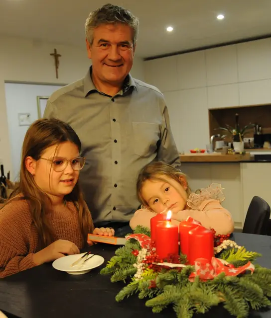 Stefan Schaub, Bezirkssachbearbeiter Vorbeugender Brandschutz, spricht mit Kindern und Familien über sicheres Verhalten in der Adventzeit.
 | Foto: Wolfgang Zarl