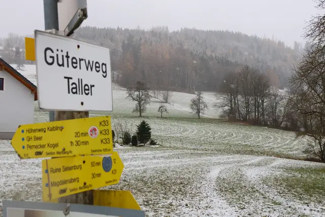 Eine große Suchaktion nach einem abgängigen Wanderer läuft offenbar bereits seit Mittwoch, 19. November 2025, in Inzersdorf im Kremstal, Pettenbach und Steinbach am Ziehberg. | Foto: laumat.at/Matthias Lauber
