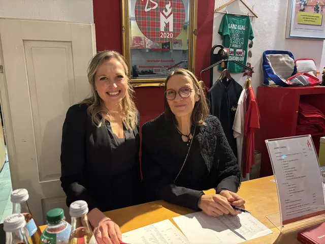 Elisabeth Galli (l.) und Bettina Ramesberger beim Empfang | Foto: MeinBezirk/Katrin Löschnig