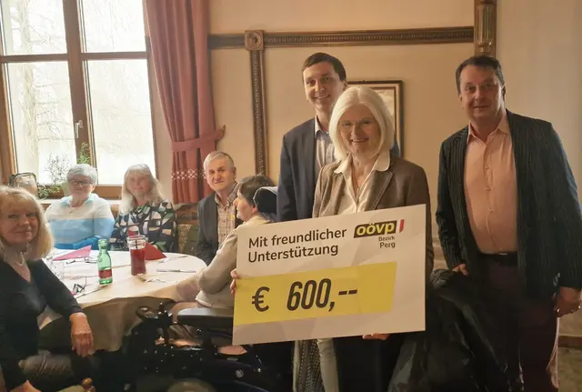 Michael Lettner und Anton Froschauer bei der Übergabe des Schecks an Obfrau Ulrike Hinterdorfer. | Foto: Uwe Wagner