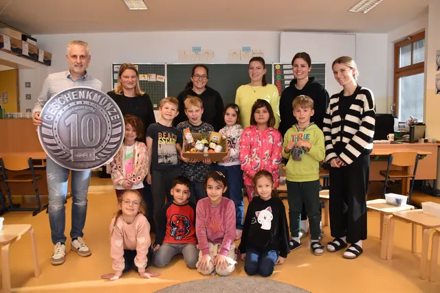 Kaufleute-Obmann Helmut Krösbacher und Katharina Bauer (s'Gadile) mit Dir. Roswitha Markt, den Klassenlehrerinnen Anna Leiter, Patricia Patterer und Lena-Sophie Margreiter sowie einigen Erstklässlern der VS Fulpmes. | Foto: Kainz