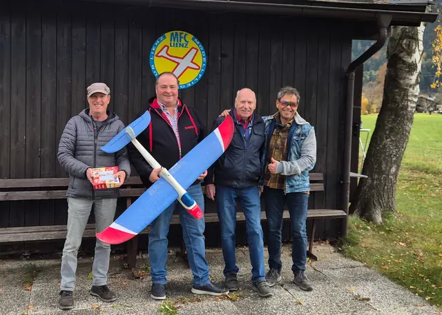 Werner Stanglechner, Michael Sussitz und Anton Kellner mit MFC-Lienz Obmann Arne Hils (v.l.). | Foto: Mario Bodner