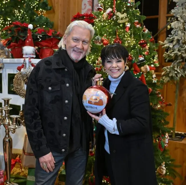 Johnny Logan und Francine Jordi kamen auf Gut Aiderbichl in Weihnachtsstimmung. | Foto: Gut Aiderbichl