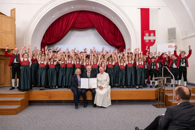 Besonderer Moment bei der Auszeichnung für Johannes Stecher | Foto: Reinhold Sigl