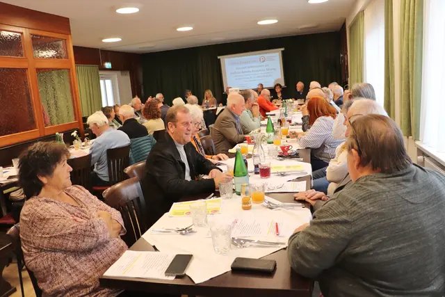Die Obleute aus den 26 PVÖ-Ortsgruppen im Bezirk trafen sich im Wundschuh zur Bezirks-Ausschusssitzung. Bezirksschriftführer Bgm. a.D. Alois Pignitter: "Anders als in der Wirtschaftskammer machen wir alles ehrenamtlich. Bei uns gibts Null, Null, Null". | Foto: Edith Ertl