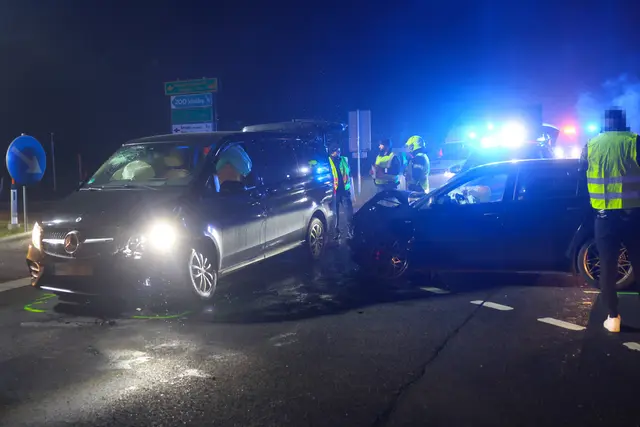 Zwei Pkw krachen bei der Auffahrt zur A8 bei Pichl im dichten Nebel zusammen – drei verletzte Personen. | Foto: laumat.at