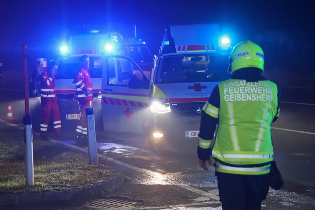 Zwei Pkw krachen bei der Auffahrt zur A8 bei Pichl im dichten Nebel zusammen – drei verletzte Personen. | Foto: laumat.at