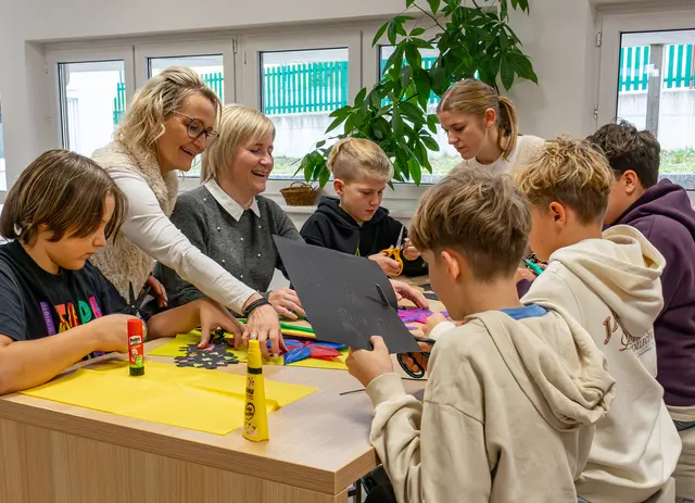 Theo Wöß, Maxi Groiss, Maxim Schuster, Nico Kobben und Mikhail Tulinov – Schüler der 2a; Lehrerin Doris Kraml; sowie Doris Wögerbauer und Anita Katzinger vom Stift Schlägl. | Foto: Stift Schlägl