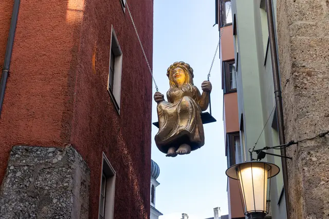 Präsentierten die neuen Figuren der Innsbrucker Märchengasse (v.l.): Michael Perger (Obmann des Innsbrucker Zentrumsvereins), Peter Paul Mölk (Obmann von Innsbruck Tourismus), Christian Sonnewend (Grafikdesigner und Projektleiter), die Patinnen Barbara Wolf-Einwaller und Theresa Minatti-Einwaller (Modehaus Einwaller) sowie Robert Neuner (Bergweihnacht Innsbruck). | Foto: Thomas Steinlechner