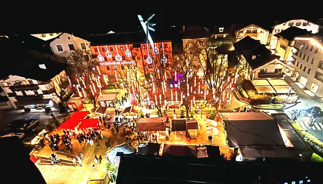 Blick vom Riesenrad auf den Adventmarkt. | Foto: Nikolaus Kogler