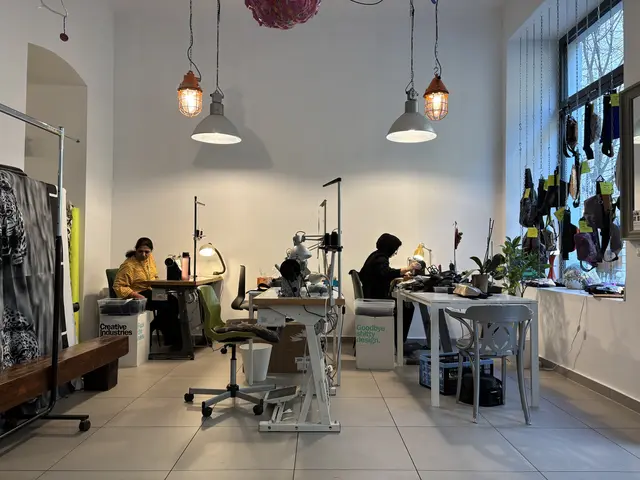 Im Geschäft erlebt man hautnah mit, wie die Taschen entstehen.  | Foto: Matthias Pandrea/Mein Bezirk