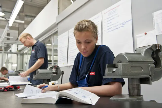 Für viele Lehrlinge bedeutet der Weg zur Berufsschule lange Fahrzeiten und hohe Kosten. Eine Belastung, die nun endlich abgeschafft werden soll. | Foto: Thomas Jantzen/Wiener Linien