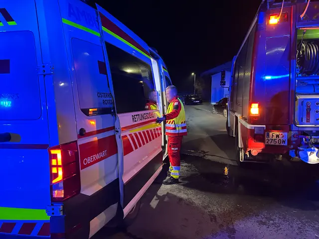 Zwei Personen wurden vorsorglich vom Roten Kreuz vor Ort medizinisch versorgt und anschließend in die Klinik Oberwart gebracht.  | Foto: Stadtfeuerwehr Oberwart