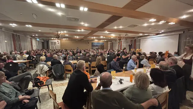 Volles Haus beziehungsweise voller Festsaal beim  Gemeinde-Informationsabend in  St. Michael im Lungau am 14. November 2025. | Foto: pjw