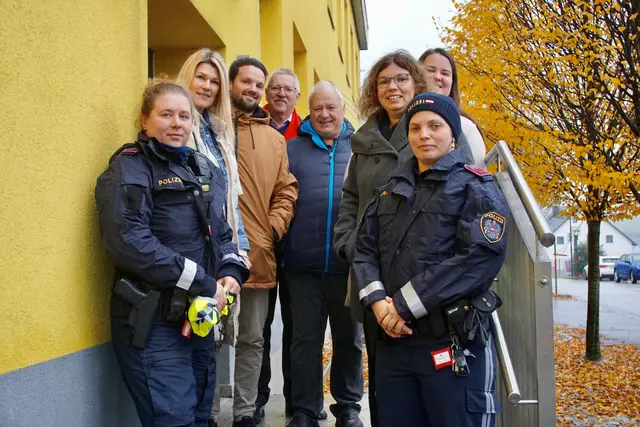 Polizistin Stephanie Vogl, Direktorin Michaela Windhager, Bürgermeister Michael Strasser, GR Josef Rinner, GF-GR Ulrich Steiner, GRin Kerstin Aistleitner, GRin Manuela König und Polizistin Marlene Pumhösel (v. l.).
 | Foto: Manuela Steiner