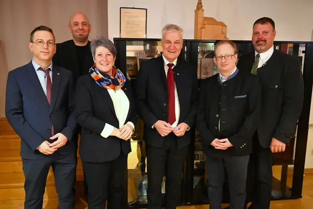 v.li.n.re.: Mag. Dr. Roman Zehetmayer, MAS, Stadtrat Jörg Ney, Vizebürgermeisterin Gabriela Dietl, Landesrat Anton Kasser, Archivar Karl Simlinger jun. und Bürgermeister Bmstr. Ing. Franz Holzer | Foto:  Stadtgemeinde Gföhl / PA