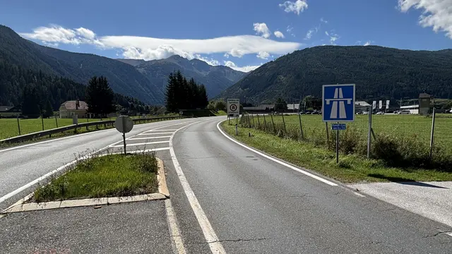 (Archivfoto) Bei der Zufahrt zur A10 Tauernautobahn bei Höf in St. Michael im Lungau. In einem für eine gewerbliche Nutzung vorgesehenen Grundstück (zum Teil rechts im Bild) sei der Grundstückseigentümer mit dem Ansinnen an die Marktgemeinde herangetreten, dort Immobilien errichten zu wollen, wo unter anderem etwa ein Hotelbetrieb sowie auch ein Fast-Food-Restaurantbetrieb Platz finden könnten. Darüber wurde beim St. Michaeler Gemeinde-Informationsabend am 14. November 2025 unter anderem geredet. | Foto: pjw