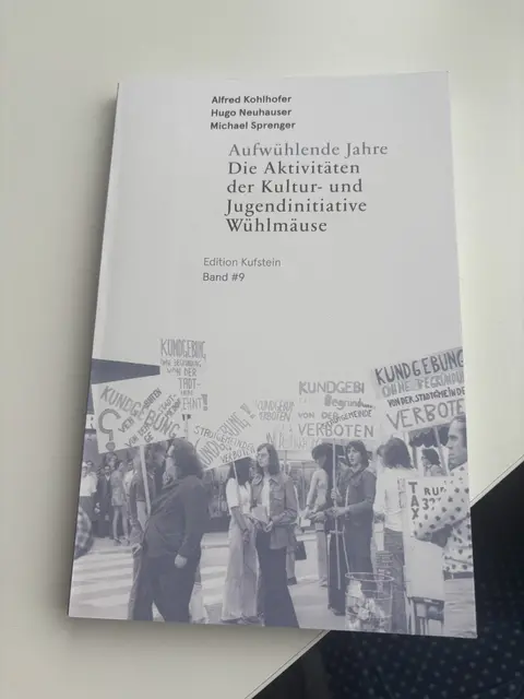 Im Buch geht es um die Jugendinitiative "Wühlmäuse".  | Foto: Barbara Fluckinger