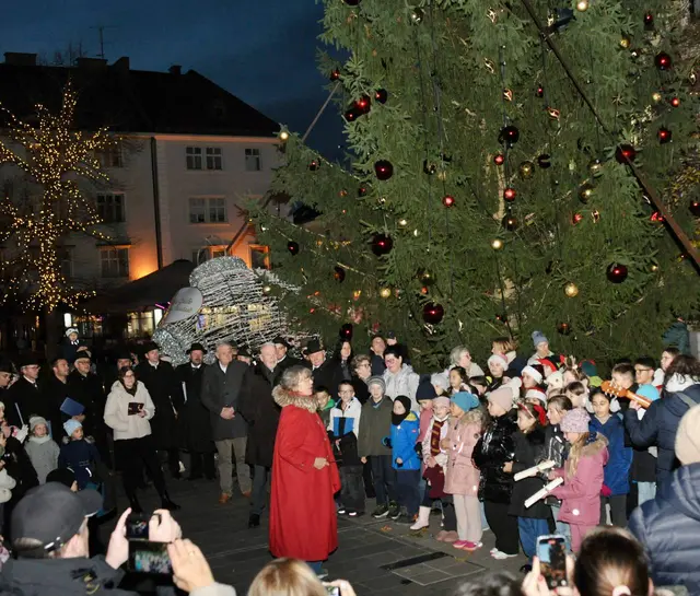 Die Kinder der Volksschule Rudolf Scheicher entzückten mit Weihnachtsliedern. | Foto: Stadt WRN/Weller, Sascha Trimmel