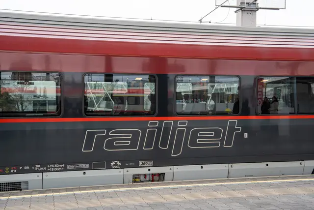 Neuer Railjet: Die ÖBB haben am Donnerstag die erste modernisierte Garnitur vorgestellt. Bis 2031 soll die gesamte Flotte modernisiert werden. | Foto: Valentina Marinelic/MeinBezirk