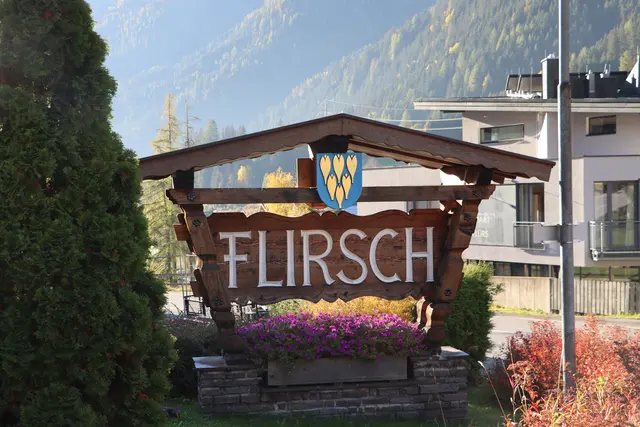 Das markante Wappen der Gemeinde Flirsch begrüßt bereits beim Ortseingang. | Foto: Thomas Seelos