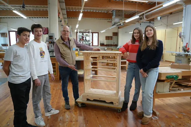 Fachoberlehrer Johann Klieber gibt Werkschulheim Felbertal-Schülern Einblick in den Lehrberuf Tischlereitechnik.
 | Foto: Werkschulheim Felbertal