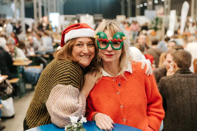 Edelstoffmarkt-Gründerin Sabine Hofstätter (l.) und ihre Co-Gründerin Simone Aichholzer bieten das "Highlight der Design-Saison".  | Foto: Philipp Lipanski