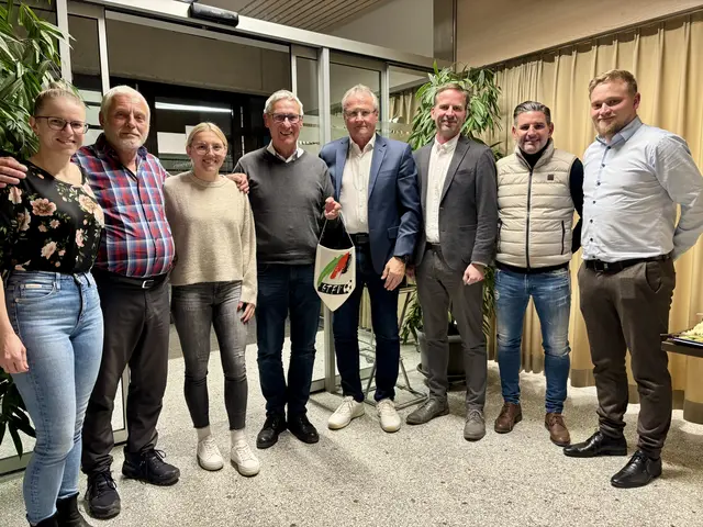 Organisator Ernst Jahrbacher (5.v.l.) mit den Vereinsverantwortlichen, Verbandsvertretern und Gastgebern beim Ligastammtisch | Foto: MeinBezirk/Simon Michl