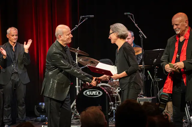 Andy Lee Lang bekam den Berufstitel „Professor“, 
im Rahmen seines ausverkauften Jubiläumskonzertes im Globe Wien, überreicht. | Foto: Johannes Ehn