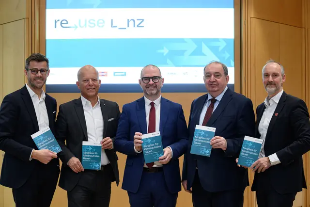 Von links: Christian Grottenthaler (Strabag), Martin Punzenberger (Vorstandsdirektor CFO Sparkasse OÖ), Bürgermeister Dietmar Prammer (SPÖ), Erich Haider (Generaldirektor LINZ AG) und Erwin Fahrnberger (Swietelsky). | Foto: Linz AG/Fotokerschi