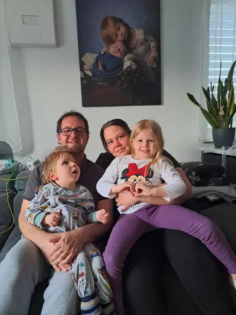 Mit dem Hochsteirischen Adventlauf wird heuer die Familie des kleinen Niklas unterstützt, der unter  spastischer Tetraparese und schwerster psychomotorischer Retardierung leidet. | Foto: Walter Eisner