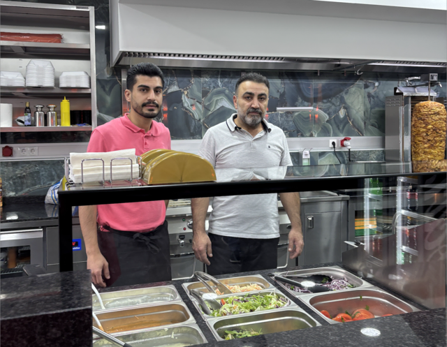 Hassan Ergül (rechts) eröffnete in der Schulgasse in Oberwart sein neues Schnellrestaurant "Bella Streetfood". | Foto: Elisabeth Kloiber