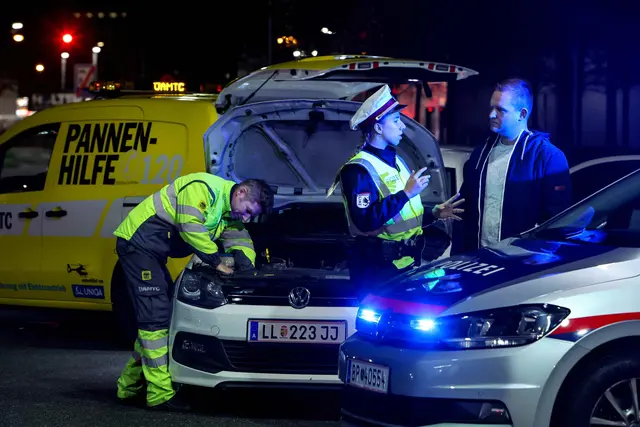 Bei einer gemeinsamen Aktion mit der Polizei setzte es anstatt einer Strafe für mangelhafte Fahrzeugbeleuchtung eine neue Lampe vom Öamtc. | Foto: Öamtc