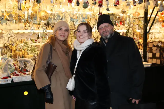 Auch Ria, Elena und Ferdl kamen zur Eröffnung des Christkindlmarkts.