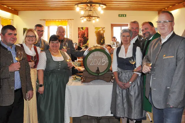 Philipp Paier,  Christa Mang, Leo Ramharter, Reinhold Griebler,  Manuela Vittek,  Luise Paier, Theodor Paier, Pfarrer Jerome u. Andreas Vittek  | Foto: Ludwig Wurst