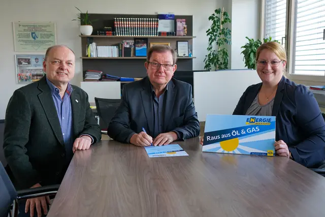 Regionsleiter Dorf- &amp; Stadterneuerung Gerald Stradner, Bürgermeister Herbert Janschka und Energiebeauftragte Manuela Terzer bei der Unterzeichnung der Partnervereinbarung.
 | Foto: Marktgemeinde Wiener Neudorf