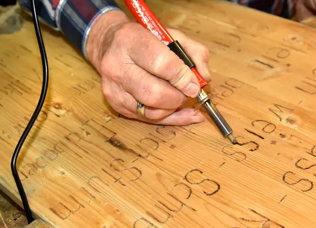 Besonders die Brandmalerei beherrscht Iwona meisterhaft. | Foto: Herbert Schleich