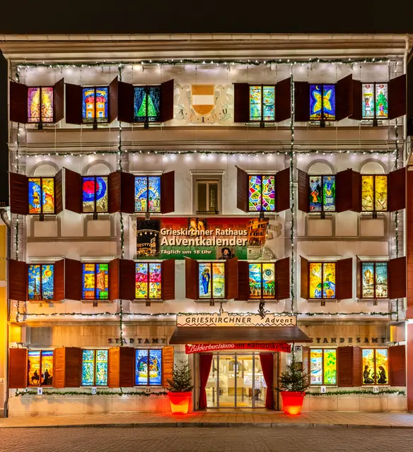 Die Idee zum Grieskirchner Rathausadventkalender wurde vor 30 Jahren geboren und begeistert seither Jung und Alt.  | Foto: Koch Christoph, Stadtgemeinde