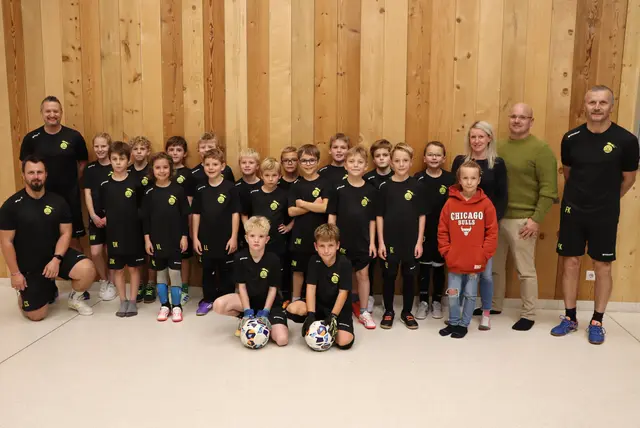 Jugendliche Eleganz in Schwarz | Foto: Gerhard Langmann