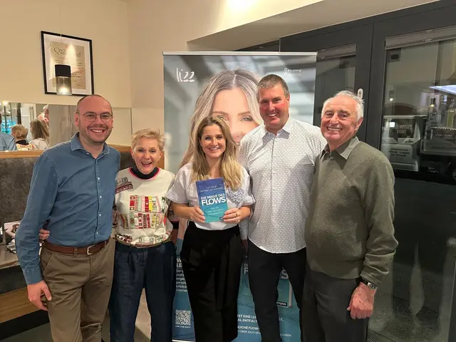 Im Bild v.l.: Patrick Geir, Lore Wagner, Lizz Görgl, Armin Wagner und Walter Wechselberger, der die Lesung mit initiiert hat.
 | Foto: Konditorei Wagner 