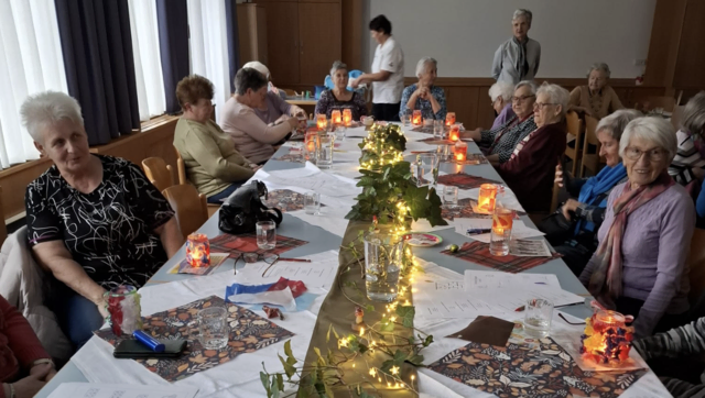 er Seniorentreff des Roten Kreuzes in Horn bot den Teilnehmern einen besonderen Nachmittag im Zeichen der bevorstehenden Adventzeit. | Foto: RK Horn