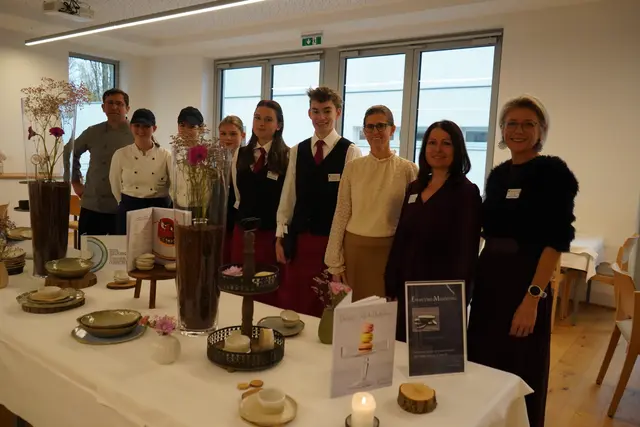 Im festlich dekoriertem Café Schülerinnen und Schüler mit Lehrkräften Wolfgang Ensbacher, Daniela Steiner, Manuela Wendelin und Fachvorständin Edith Bors | Foto: Andrea Glatzer