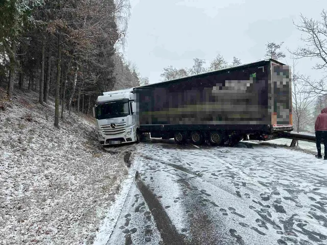 Der Lkw blockierte die Fahrbahn. | Foto: FF Helfenberg