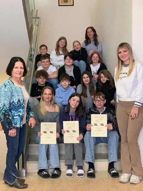 Hinten sitzend: Denise Schiffler
Vorne links: Christl Nagl-Eder
Rechts vorne: Eva Rosero Garcia
Schüler*innen 3a und 4c | Foto: NÖMS St. Andrä-Wördern