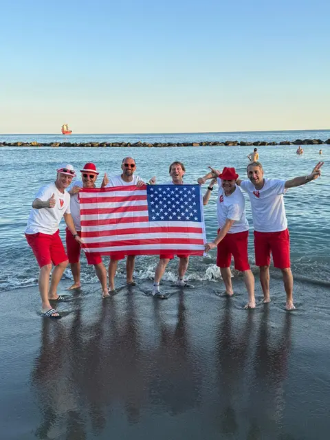 Zuerst hatten sie die US-Flagge verkehrt gehalten. | Foto: Red Hot Chili Suits