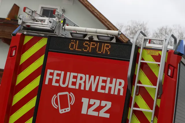 Ein technischer Defekt an einem Winterdienstfahrzeug hat in Grünburg für rutschige Straßen gesorgt. Fünf Feuerwehren waren im Einsatz. | Foto: laumat.at/Matthias Lauber