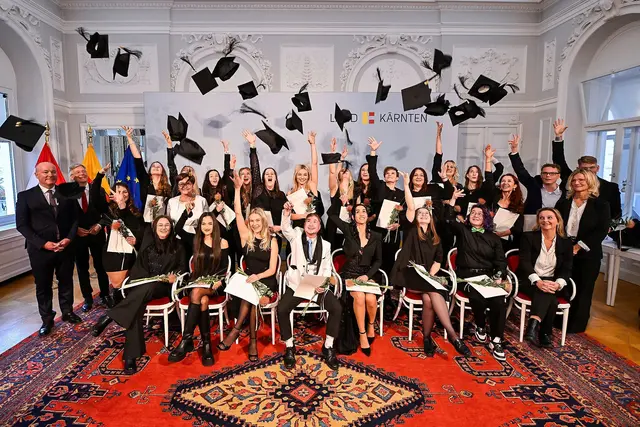 Erster erfolgreicher Abschlussjahrgang zur Operationstechnischen Assistenz. | Foto: LPD Kärnten/Bauer