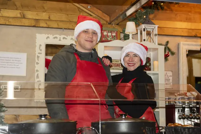 Die Besucherinnen und Besucher können sich bei der Adventmeile auch über ausreichende, kulinarische Versorgung freuen.  | Foto: Sophia Braun